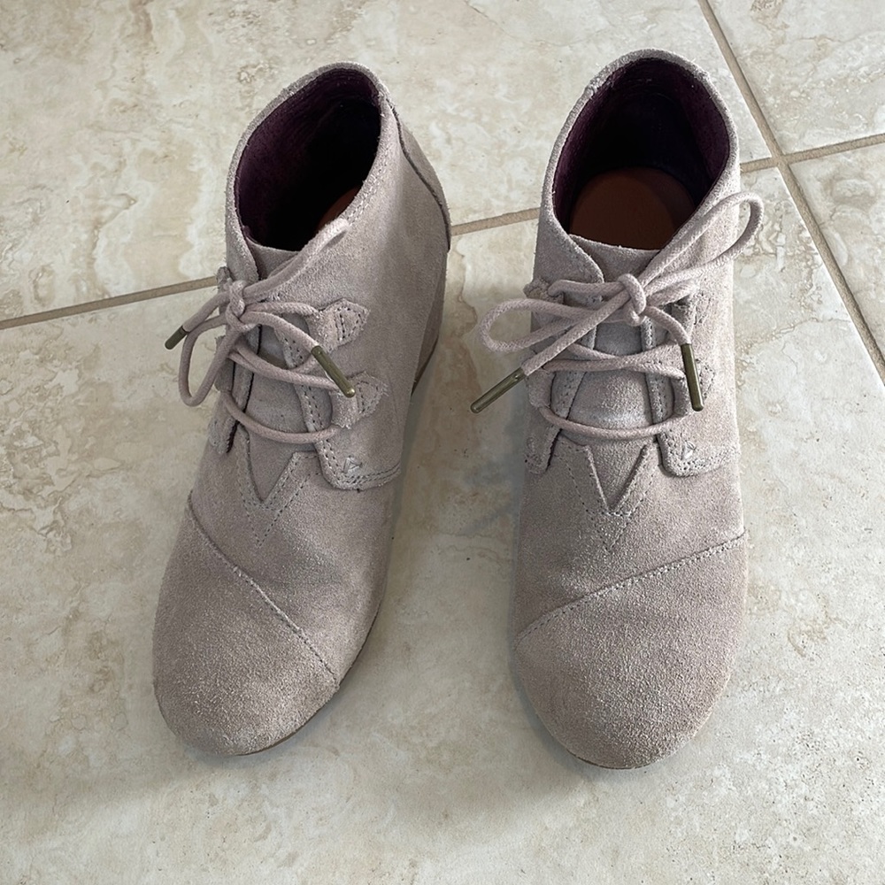 Toms Desert Taupe lace up wedges size 8.5